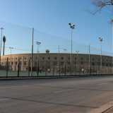Per �ammirare� l�industria nel suo insieme raggiungiamo la fine della strada, l� dove si apre alla nostra vista l�Arena della Vittoria. Si tratta dell�ex stadio del Bari calcio, inaugurato nel 1934 e ristrutturato nel 1997